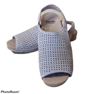 EARTH Tan Leather Perforated Sandal Sz 7.5 W